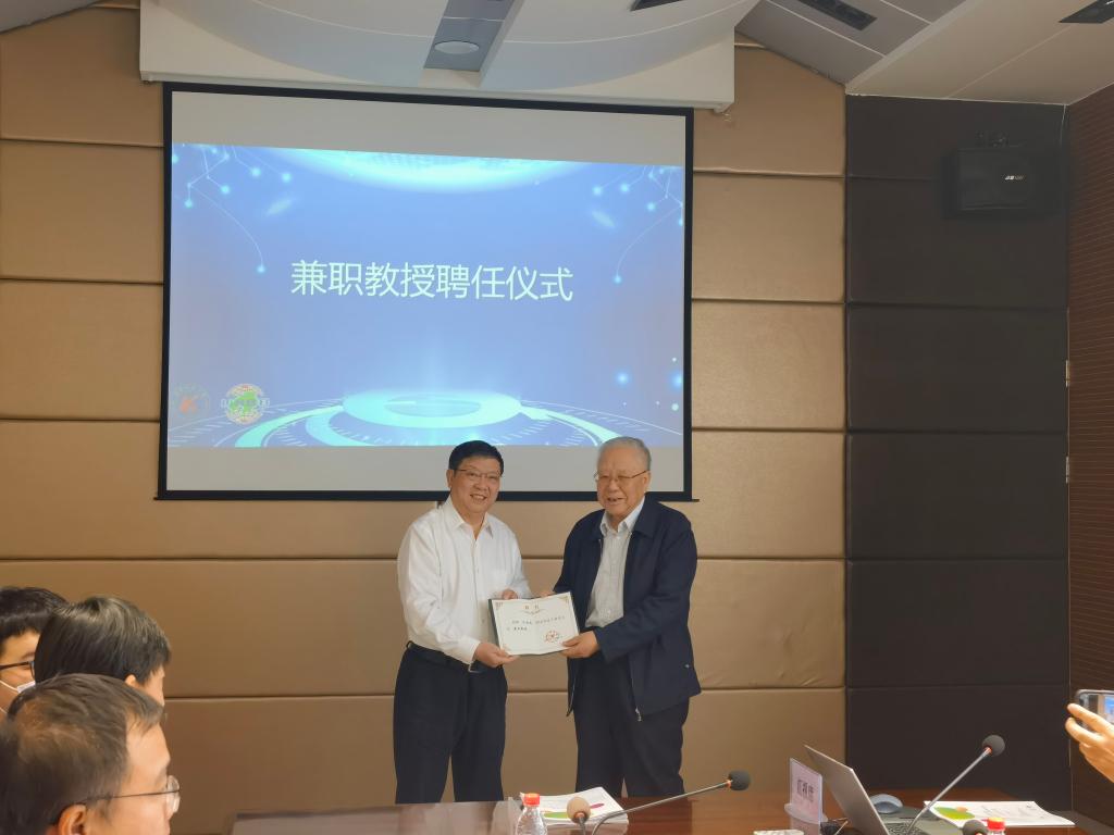 大江在线邀请汪旭光院士来校参加研讨会