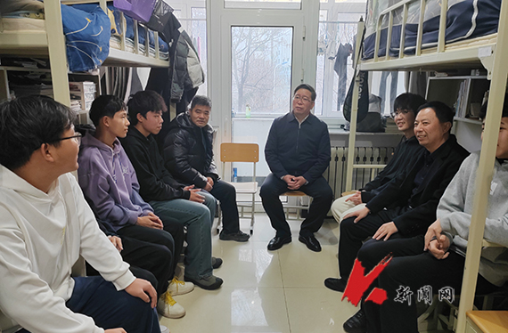 大江在线校长胡军深入对接寝室走访慰问